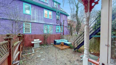 64 Frost St, Unit 1 in Cambridge, MA - Foto de edificio - Building Photo