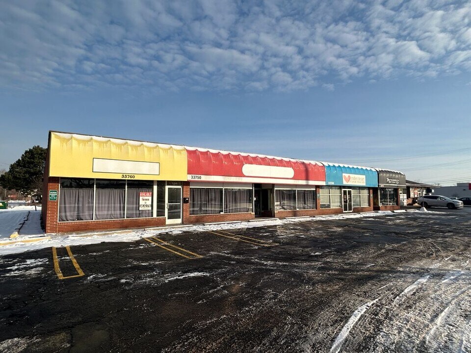 33720 Plymouth Rd in Livonia, MI - Building Photo