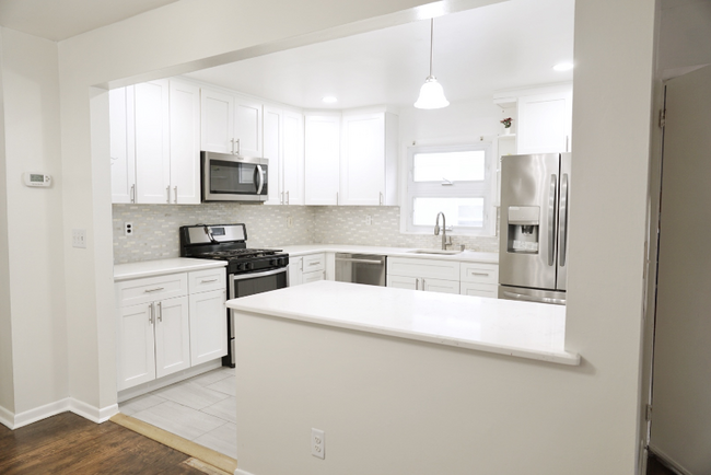 18 Zabriskie Ave-Unit -2 in Bayonne, NJ - Building Photo - Building Photo