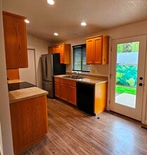 885 Creek Ct NW in Salem, OR - Building Photo - Building Photo