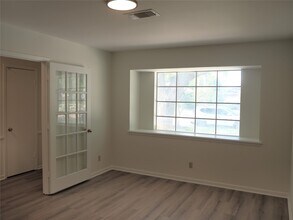 3218 Crestdale Dr in Houston, TX - Foto de edificio - Building Photo