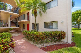 5310 Las Verdes Cir, Unit 106 in Delray Beach, FL - Building Photo