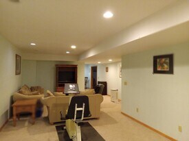 883 Park Knoll Dr in Eagan, MN - Building Photo