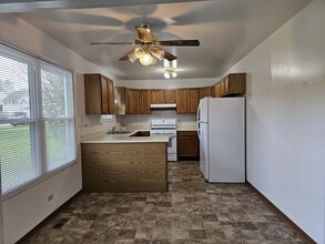 301 Village Creek Dr in Lake In The Hills, IL - Foto de edificio - Building Photo