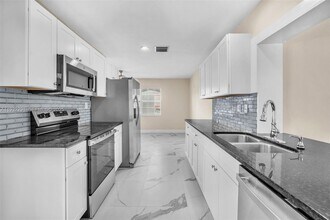 4655 NW 41st Pl in Lauderdale Lakes, FL - Building Photo - Building Photo