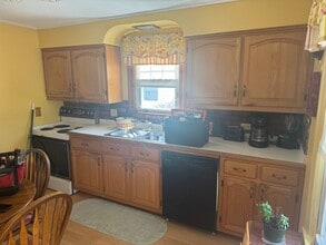 305 Harrington Way in Worcester, MA - Building Photo - Building Photo