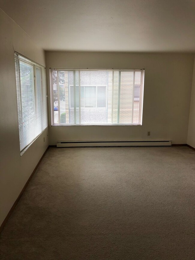 5027 15th Ave NE-Unit -301 in Seattle, WA - Foto de edificio - Building Photo