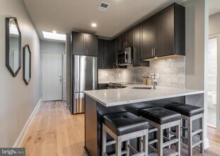 2100 Newport Pl NW in Washington, DC - Building Photo - Building Photo