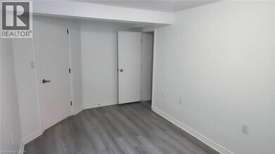 696 9th Ave in Hamilton, ON - Building Photo - Building Photo