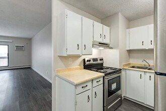 Mayfair Manor in Medicine Hat, AB - Building Photo - Building Photo