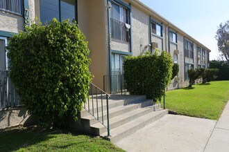 7350 Hazeltine Ave in Van Nuys, CA - Building Photo - Building Photo