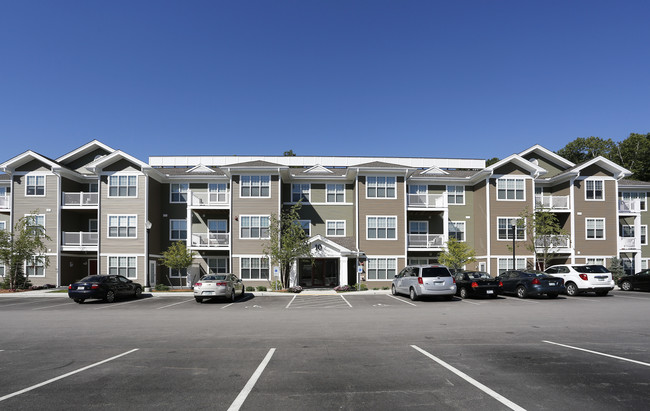 Tara Heights Apartments in Nashua, NH - Foto de edificio - Building Photo