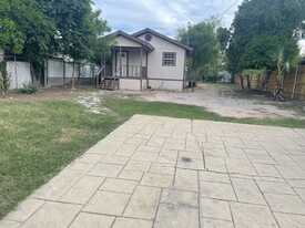 2005 Iturbide St in Laredo, TX - Building Photo