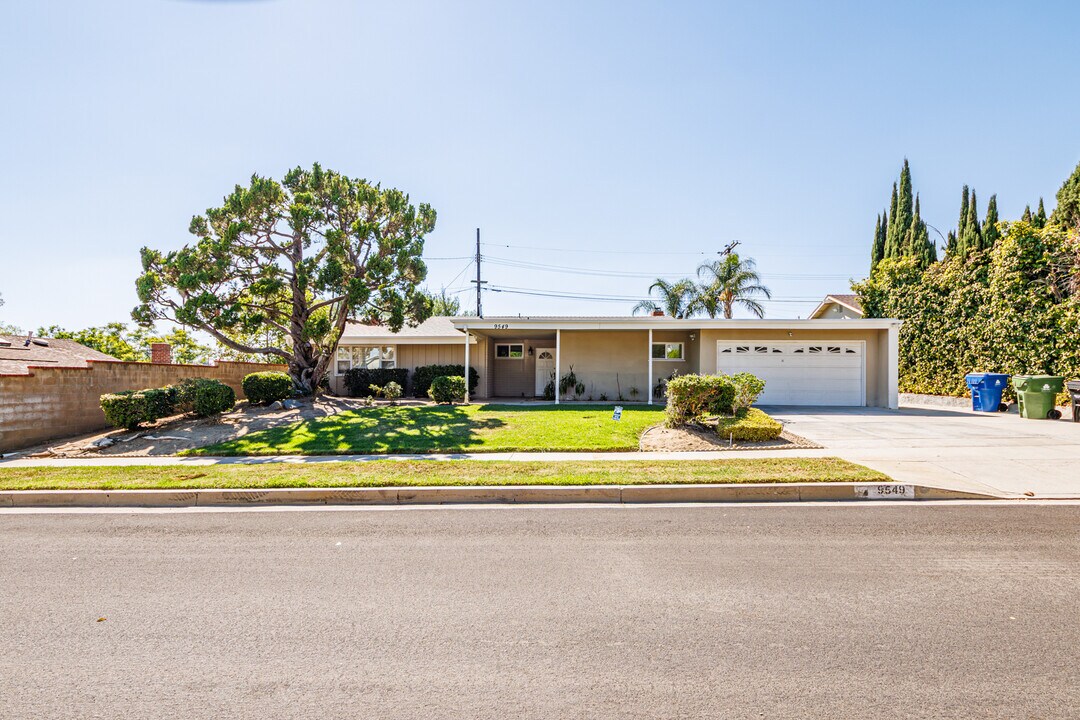 9549 Forbes Ave in Northridge, CA - Building Photo