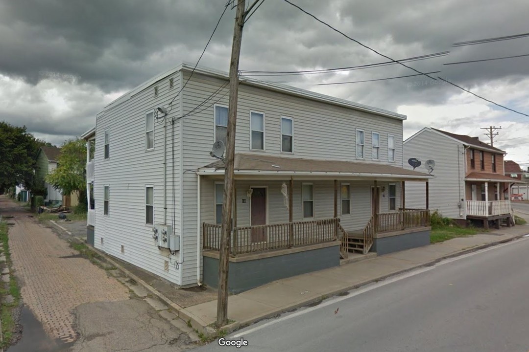 144 River Ave in Natrona Heights, PA - Foto de edificio