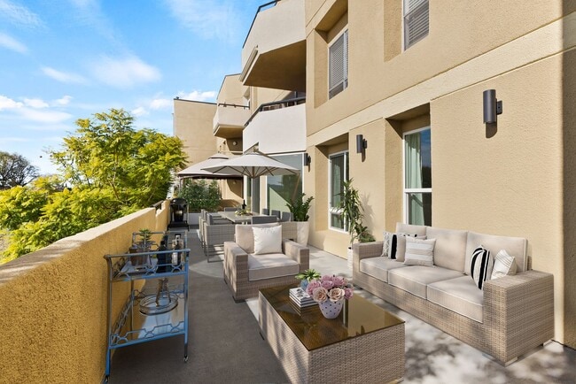 16550 Vanowen St in Los Angeles, CA - Building Photo - Building Photo