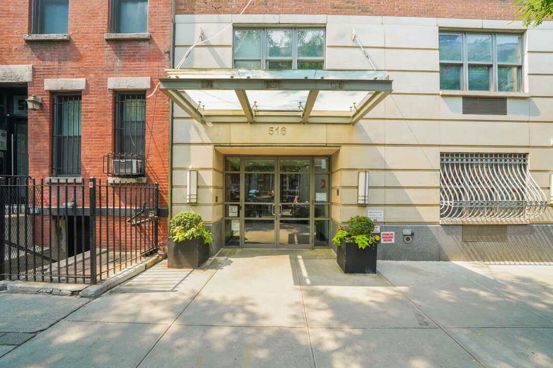 516 W 47th St in New York, NY - Building Photo