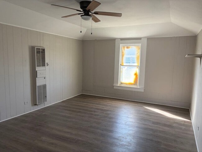 931 9th Ave, Unit 2 in Port Arthur, TX - Building Photo - Building Photo