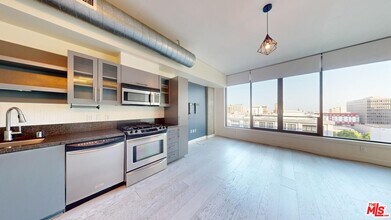 1111 S Grand Ave in Los Angeles, CA - Building Photo - Building Photo