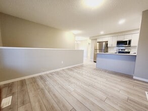 1530 Tamarack Blvd NW in Edmonton, AB - Building Photo - Building Photo