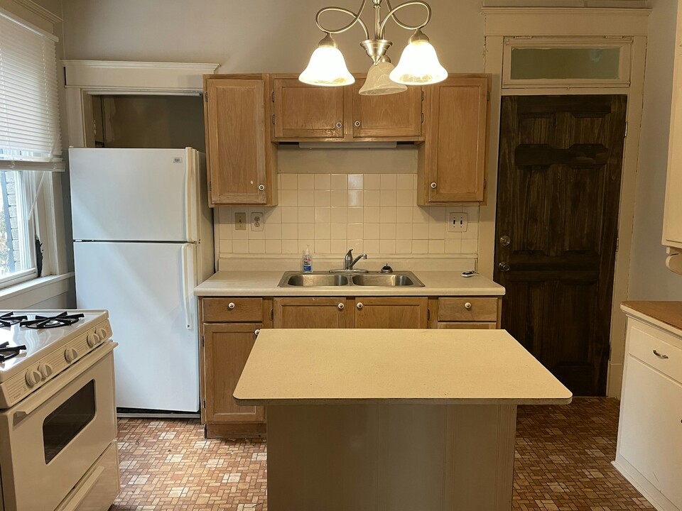 1509 W Main St in Peoria, IL - Building Photo