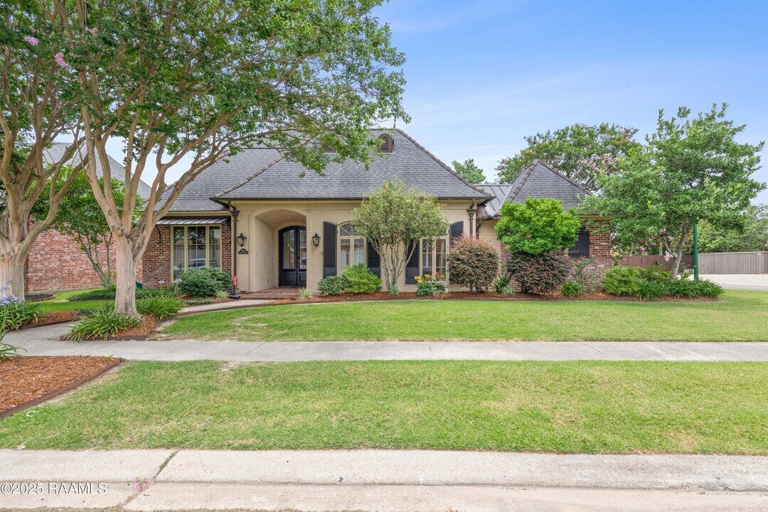 100 Emily Cir in Lafayette, LA - Foto de edificio