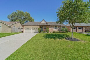 407 Stratmore Dr in Friendswood, TX - Building Photo