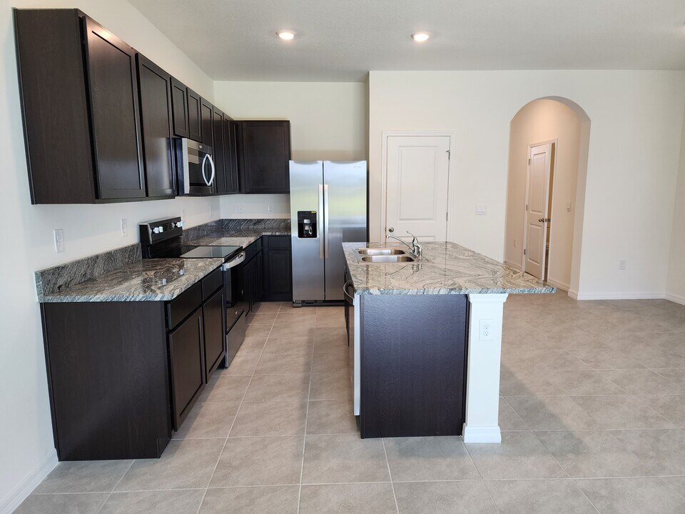 34310 Redwood Dawn Ln, Unit 34310 in Wesley Chapel, FL - Foto de edificio