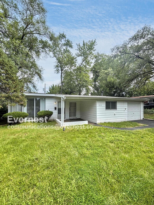 8313 Woodhurst Dr in Berkeley, MO - Building Photo - Building Photo