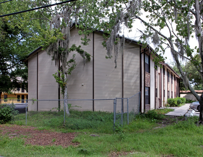 Pembroke Apartments in Daytona Beach, FL - Building Photo - Building Photo