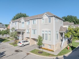 7097 Branigan Gate in Mississauga, ON - Building Photo