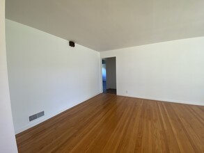 2101 Trousdale Dr in Burlingame, CA - Building Photo - Building Photo