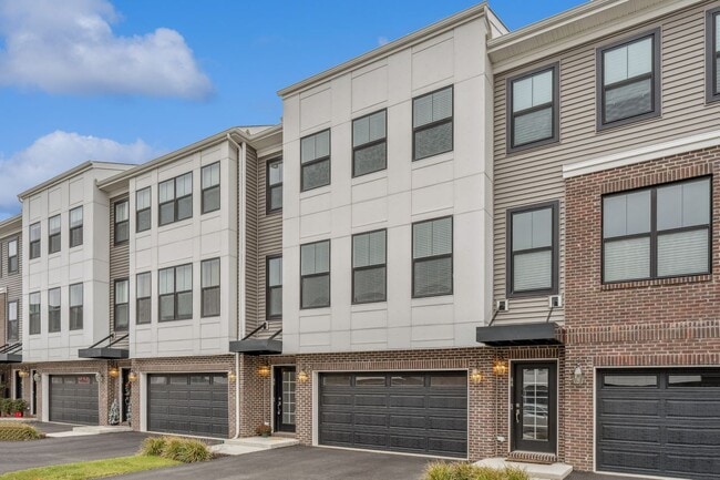 46 Mariveles Way in Tinton Falls, NJ - Foto de edificio - Building Photo