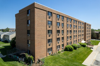 Shorewood Tower in Glendale Heights, IL - Building Photo - Building Photo