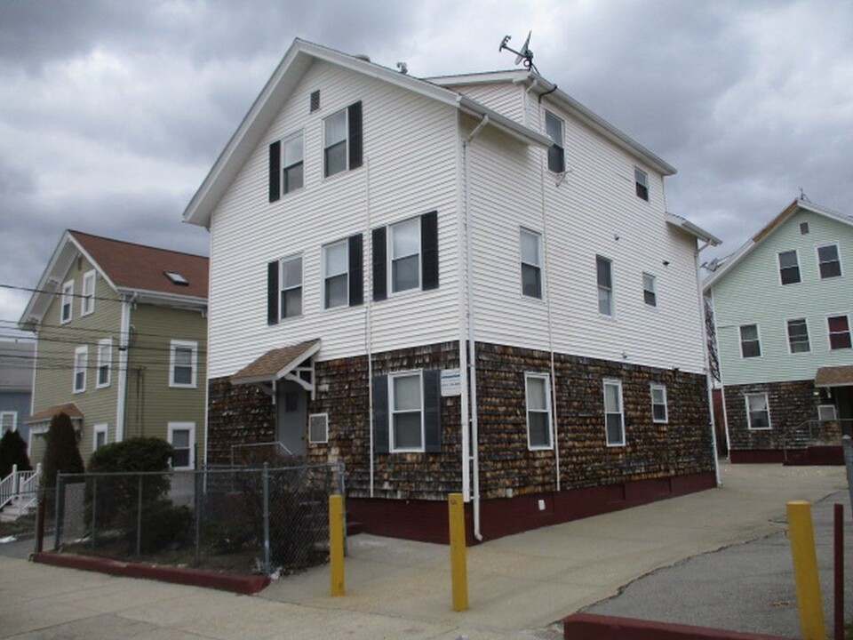 29-31 Parker St in Central Falls, RI - Foto de edificio