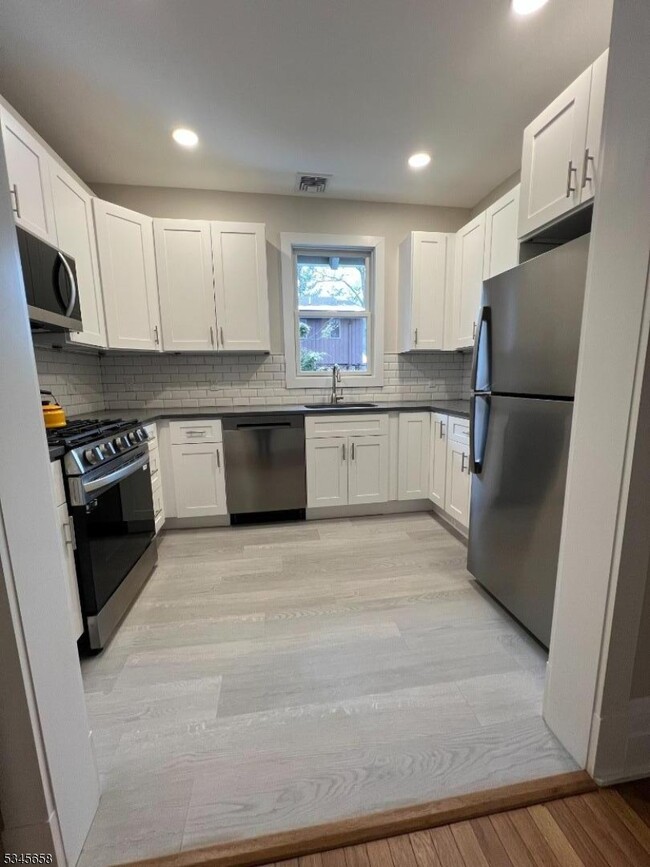 105 E Palisade Ave in Englewood, NJ - Building Photo - Building Photo