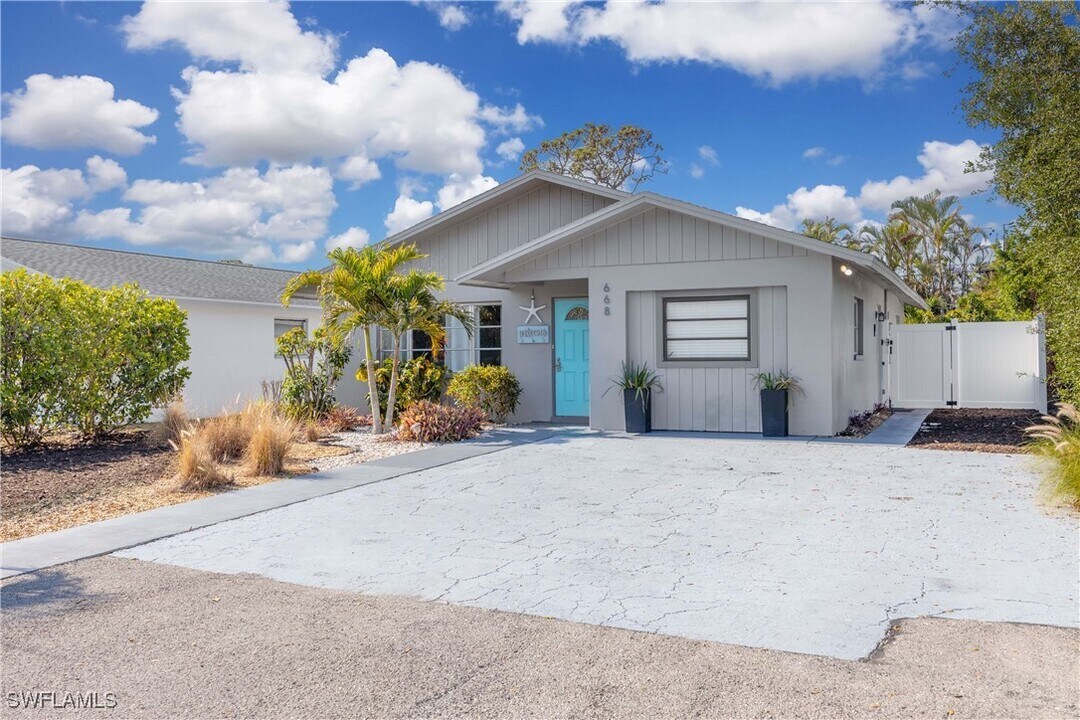 668 94th Ave N in Naples, FL - Building Photo