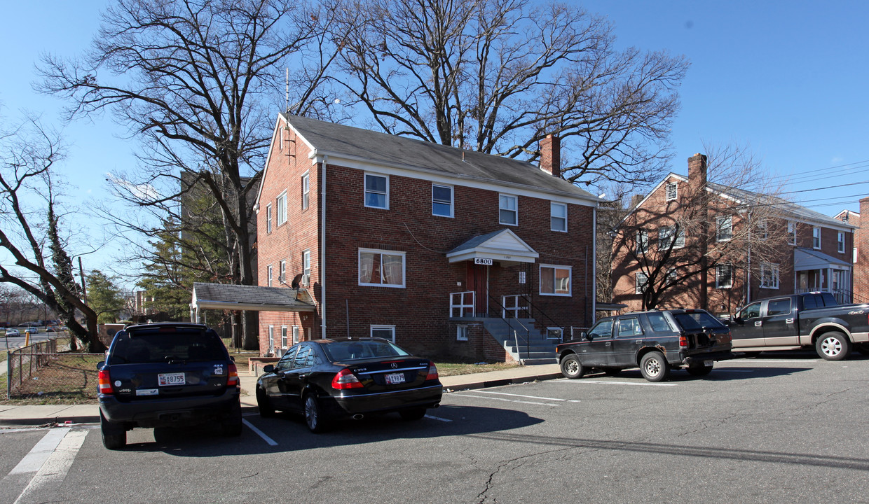 6800 Red Top Rd in Takoma Park, MD - Building Photo