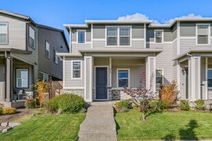 8247 SE Kinnaman St in Hillsboro, OR - Building Photo