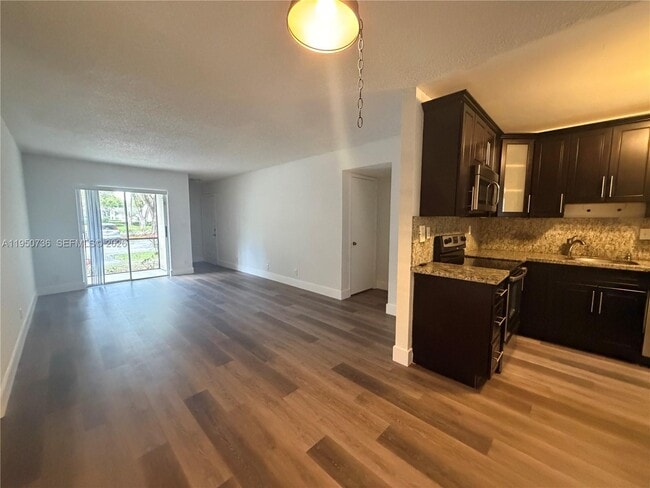 300 Gardens Dr in Pompano Beach, FL - Building Photo - Building Photo