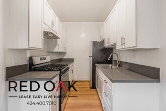 704 W 54th St in Los Angeles, CA - Building Photo - Building Photo