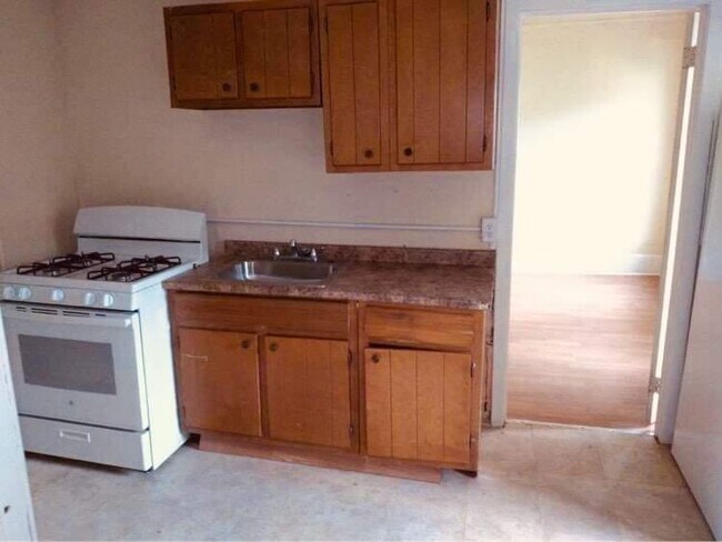908-910 Schuyler St in Utica, NY - Building Photo - Building Photo