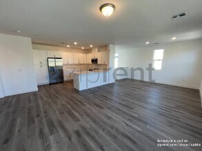 5301 E Commerce Way in Sacramento, CA - Building Photo - Building Photo