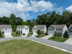 Summit Lake in Flowery Branch, GA - Foto de edificio - Building Photo