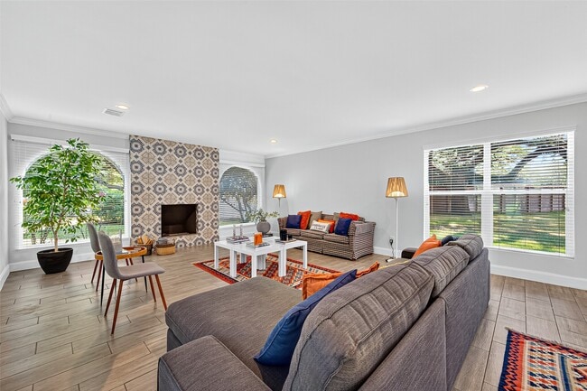 property at 818 Silvergate Dr