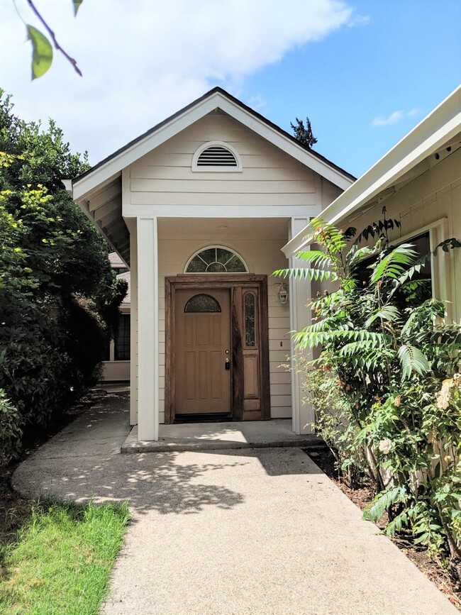 2012 Villard St in Eugene, OR - Foto de edificio - Building Photo