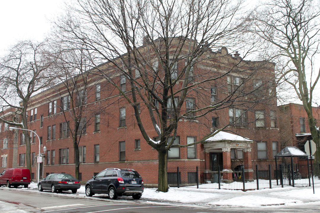 1301 W Columbia Ave in Chicago, IL - Building Photo