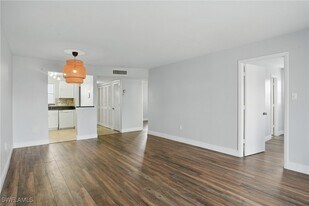 170 Turtle Lake Ct in Naples, FL - Building Photo