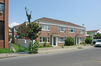 Long Beach Garden Apartments in Long Beach, NY - Building Photo - Building Photo