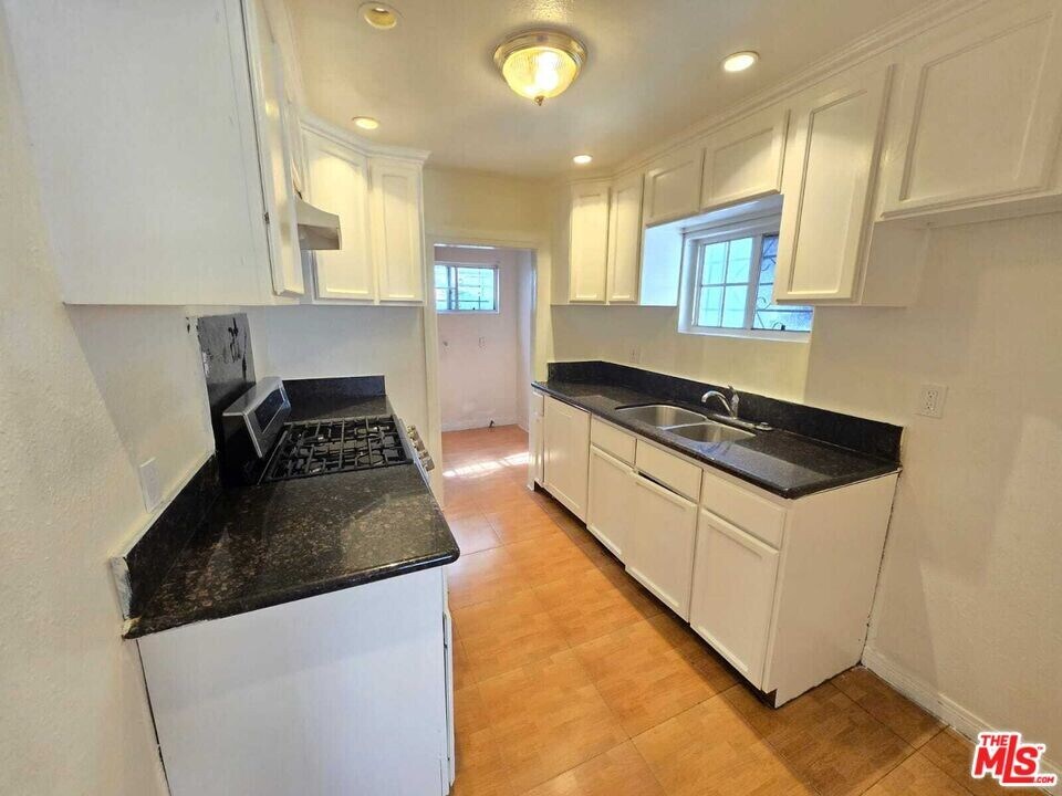1413 W 99th St in Los Angeles, CA - Building Photo